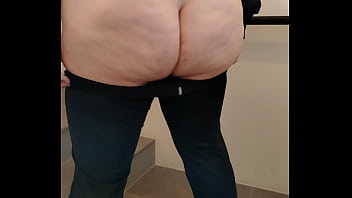 Priscila Em Calça Transparente Sem Calcinha Se Exibindo Em Escada Publica thumbnail
