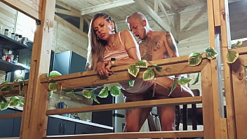 Atiendo A Una Clienta Del Hotel Y Me Pide Una Chupada De Tetas thumbnail