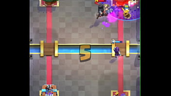 Destruindo bunda de gay no clash