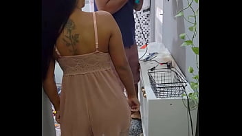 Provoquei o faz tudo que meu marido contratou e ele comeu ate meu cu na frente do meu corno