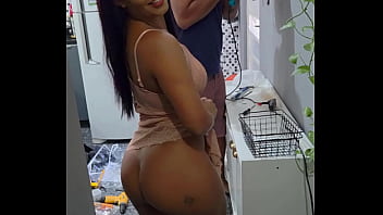 Provoquei o faz tudo que meu marido contratou e ele comeu ate meu cu na frente do meu corno