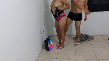 Me follo a mi madrastra mientras me visitaba en el gimnacio