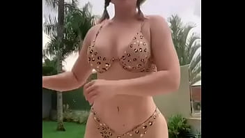 Participante do bbb extremamente sexy dançando com sua bunda gostosa