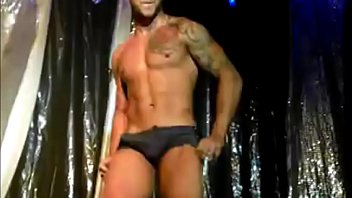 Sósia do ator caio castro faz show em são paulo