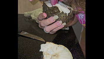 Bedengus chupando graviola fruta oral