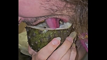 Bedengus chupando graviola fruta oral