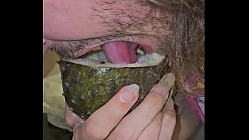 Bedengus chupando graviola fruta oral