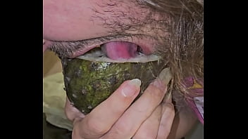 Bedengus chupando graviola fruta oral