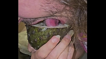 Bedengus chupando graviola fruta oral