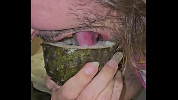 Bedengus chupando graviola fruta oral