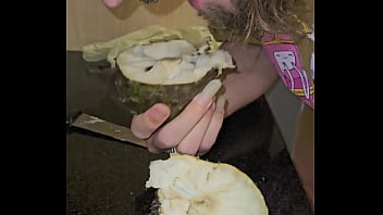 Bedengus chupando graviola fruta oral