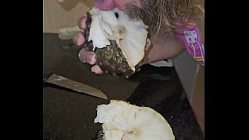 Bedengus chupando graviola fruta oral