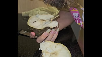 Bedengus chupando graviola fruta oral