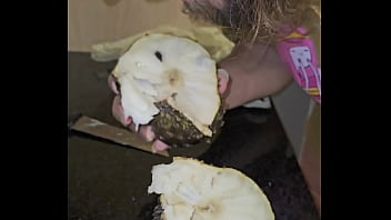 Bedengus chupando graviola fruta oral