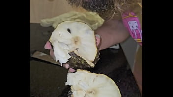 Bedengus chupando graviola fruta oral