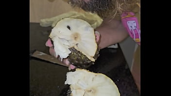 Bedengus chupando graviola fruta oral