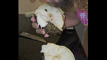 Bedengus chupando graviola fruta oral