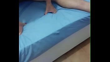 Daí belan chama o eletricista que prestou serviço pra ela pra fazer o pagamento e acabou levando pica na buceta e gozada na cara do eletricista com o marido filmando