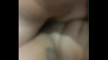 Daí belan chama o eletricista que prestou serviço pra ela pra fazer o pagamento e acabou levando pica na buceta e gozada na cara do eletricista com o marido filmando