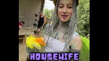 Playing the desperate housewife for some entertainment what’s your favorite fun role to play #desperatehousew