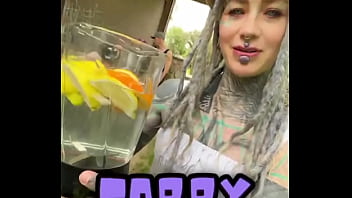 Playing the desperate housewife for some entertainment what’s your favorite fun role to play #desperatehousew