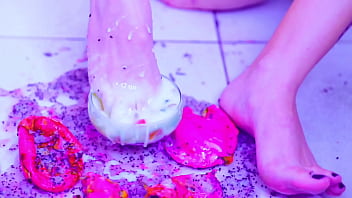 Bia roman gets her sexy feet all messy