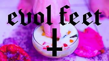 Bia roman gets her sexy feet all messy