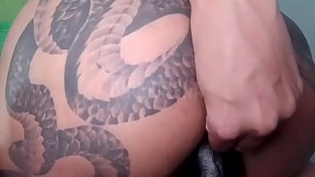 Biamorenamg arrombando o cuzinho