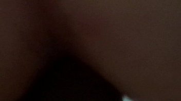 Metendo rola no rabo da safada