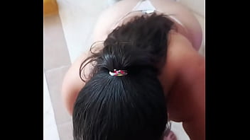 Agente de inmobiliaria vende propiedad a cambio de su caliente coño