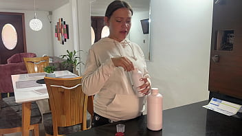 Encuentro a mi pequeño enano enfermo decido darle un jarabe para que se mejore pero confundo el envase y termino dándole uno afrodisiaco que le pone la verga muy dura y termina follandome duro