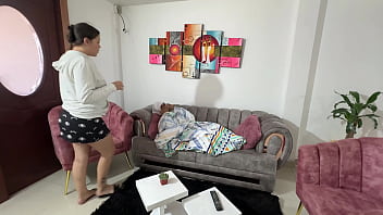 Encuentro a mi pequeño enano enfermo decido darle un jarabe para que se mejore pero confundo el envase y termino dándole uno afrodisiaco que le pone la verga muy dura y termina follandome duro