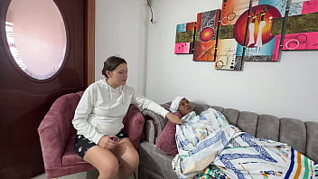 Encuentro a mi pequeño enano enfermo decido darle un jarabe para que se mejore pero confundo el envase y termino dándole uno afrodisiaco que le pone la verga muy dura y termina follandome duro