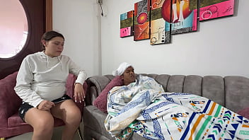 Encuentro a mi pequeño enano enfermo decido darle un jarabe para que se mejore pero confundo el envase y termino dándole uno afrodisiaco que le pone la verga muy dura y termina follandome duro