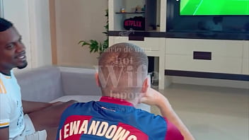 Vazou vídeo do vinicius jr tacando o piru na virginha asiática enquanto o corno vai ao banheiro