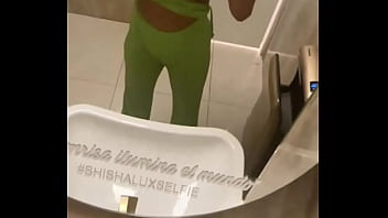 Y por qué tardaste tanto en el baño yo en el baño