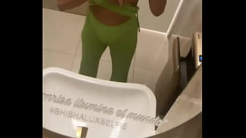 Y por qué tardaste tanto en el baño yo en el baño