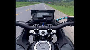 Fudendo moto na quebrada