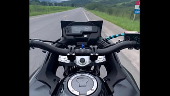 Fudendo moto na quebrada