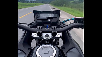 Fudendo moto na quebrada