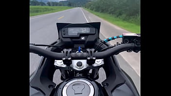 Fudendo moto na quebrada