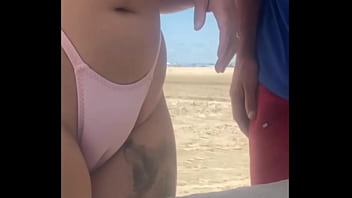 Deixei O Novinho Pegar Na Minha Buceta Na Praia E Lógico Que Eu Também Peguei No Pau Dele thumbnail