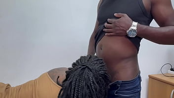 Meu vizinho veio me ajudar com o ventilador que estava ruim eu agradeci mamando a rola preta dele e dando gostoso tudo é uma troca