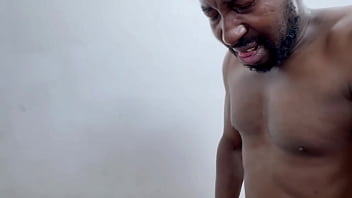 Meu vizinho veio me ajudar com o ventilador que estava ruim eu agradeci mamando a rola preta dele e dando gostoso tudo é uma troca