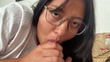 La zorra de mi hermanastra me seduce con su short apretado