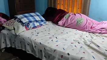 Follando con mi esposa mientra mi mejor amiga esta al lado de nosotros en la misma cama