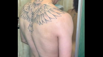 Sexo bajo el agua en casa ajena