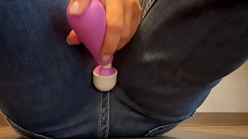 半ケツジーンズ状態で透明ディルドをおまんこに突っ込んで激しくオナニーしちゃってイキまくりました