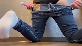 半ケツジーンズ状態で透明ディルドをおまんこに突っ込んで激しくオナニーしちゃってイキまくりました