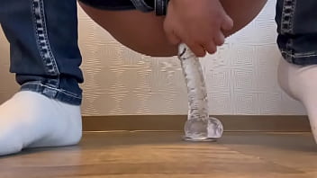 半ケツジーンズ状態で透明ディルドをおまんこに突っ込んで激しくオナニーしちゃってイキまくりました